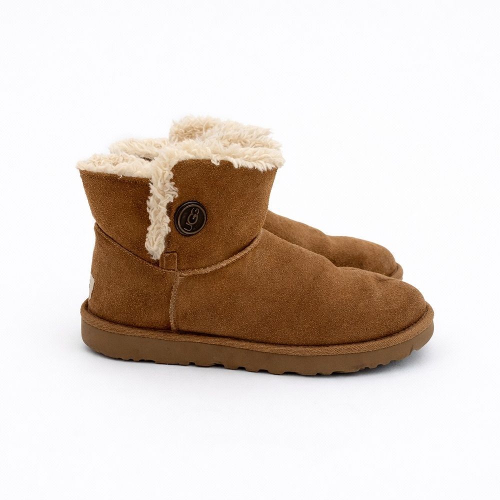 UGG Bailey Button Mini Chestnut Shearling Boots Size 9